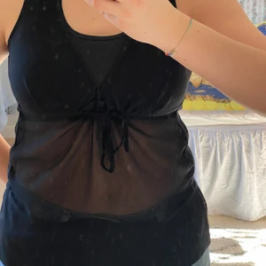 Festtopp från DAY  - En jättefin mesh Festtopp från DAY, köpt secondhand men aldrig använd av mig. Storlek 38-40! 