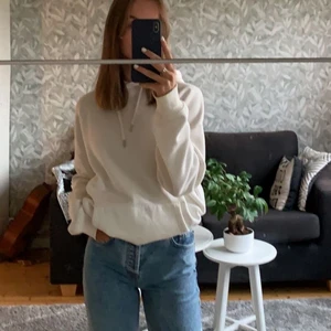 Vit Hoodie - Vit hoodie köpt på plick. Märket är Nelly och är i storlek XS, men är i en lite längre modell.<3 frakt tillkommer 