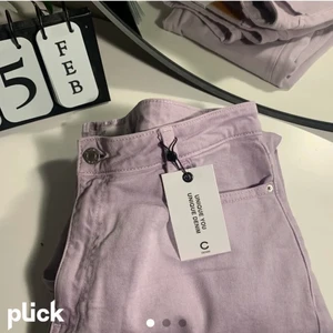 Helt nya Cubus jeans! - ‼️BILDERNA ÄR MINA MEN LÄGGER UPP IGEN‼️ säljer ett par helt nya lila mom jeans från Cubus! Säljer då dem inte passade mig och kan ej lämna tillbaka!( Lapparna sitter kvar) dem är i storlek L och är sann i storlek men skulle nog passa en M också! Jag kan skicka fler bilder om det önskas!:) köpte dem för 399 tror jag och säljer för 200 kr +frakt(det billigaste) hör av er vid frågor!❤️