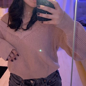 Stickad gammalrosa/beige tröja  - Skit fin stickad tröja i lite gammalrosa/beige färg som ja köpt för cirka 1 år sen på Gina tricot. Använd ganska lite. Har klippt bort lappen så vet ej storlek men skulle gissa xs/s❤️