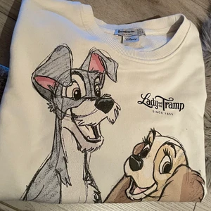 Stradvarius sweatshirt - Storlek M, i nyskick, köpt för 299kr, super söt Disney design. Frakten är 66kr spårbart. Gåva ingår alltid 
