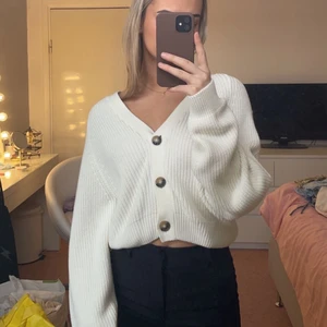 Stickad kofta - Vit stickad kofta med knappar från Monki. Så gott som ny. As najs till sena sommarkvällar. Köparen står för frakt 