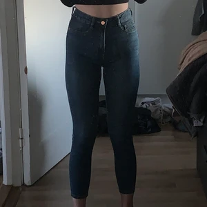 Mörk blå jeans  - Blå jeans tighta! Jätte bekväma men tyvärr inte min stil! Storlek XS-S det är ändå ett töjbart material! använda få gånger! Bra skick!