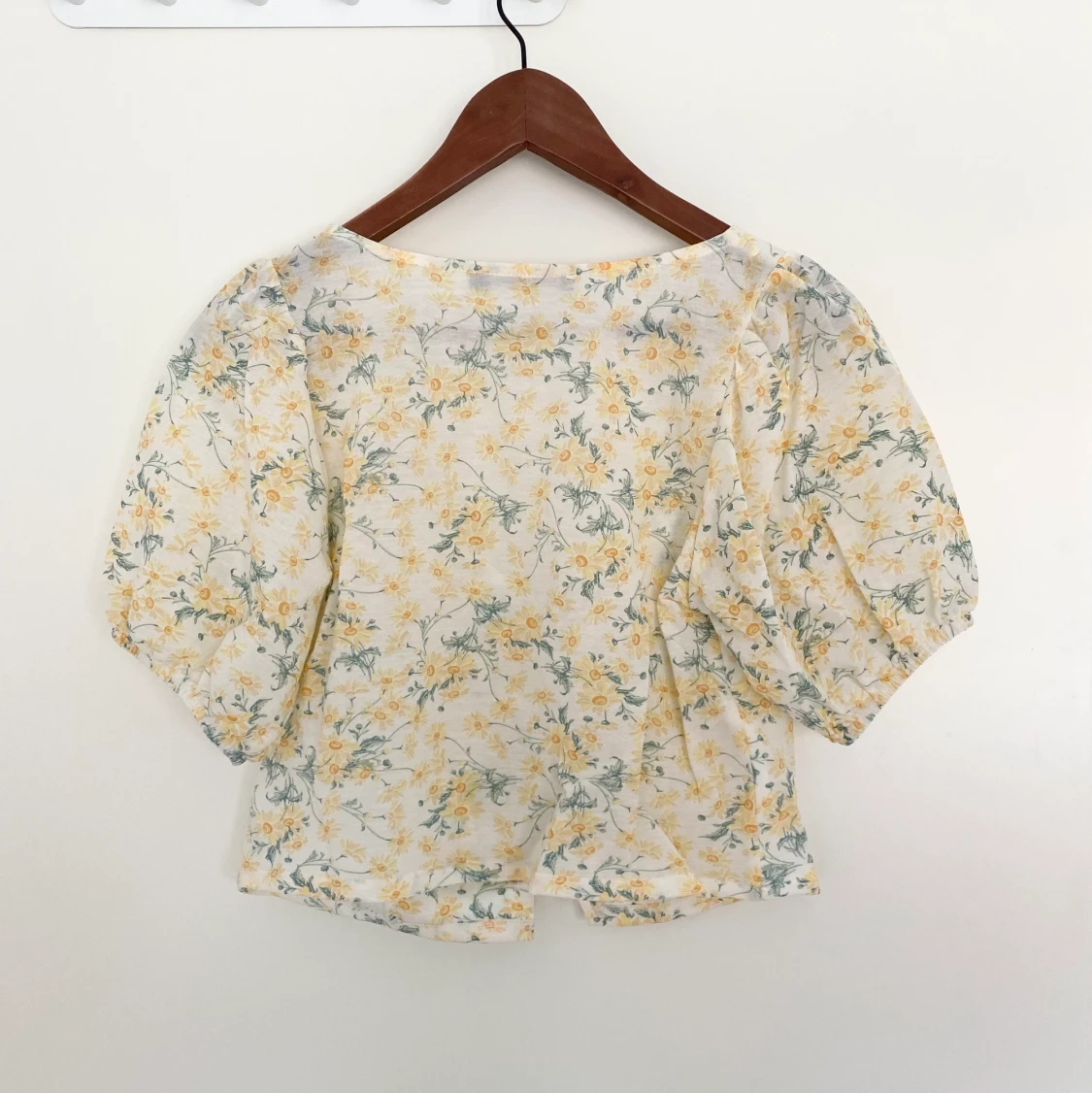 Gul blommig topp med snörning  - 90