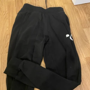 Puma mjuka  - Detta är ett par puma mjukis som jag inte använder längre kan va perfekt efter gymmet att ha dom