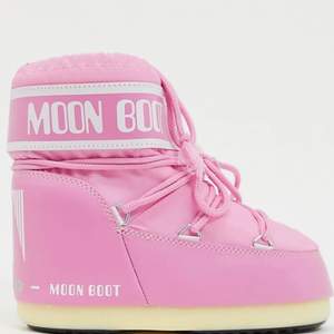 Säljer mina rosa Moonboots som passar storlekarna 35-38! De finns tecken på användning men skulle fortfarande säga att de är i gott skick💕😊
