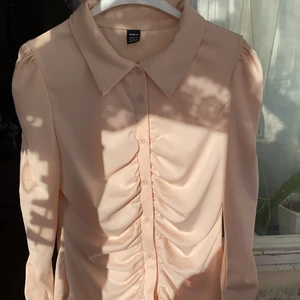 Jättefin tröja/ blus - Säljer min fina tröja eftersom den passade inte mig, har bara testat den 1 gång den är i vändigt ny skick 💕 Storlek S- M pris kan diskuteras 