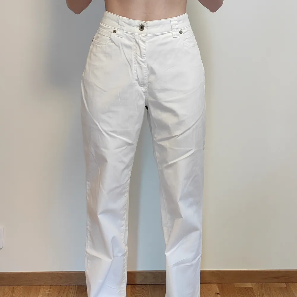 Låg midjade vita fräscha byxor i deras loose-straight fit modell från Olivia Jeans. Går att använda som högmidjande också men då blir det mer bara en rak passform. Nit detaljer på bakfickorna 🤩🤩. Jeans & Byxor.