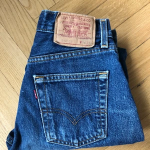 Levis jeans 510 w26 l30 - Snygga vintage levis jeans i den högmidjade modellen 510. Välanvända men har mycket kvar att ge.   Ganska små för att vara storlek 26, midjemått tvärs över är 34cm och innerbenslängd 73cm.   Säljer då de är lite för små för mig
