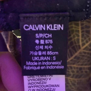 Calvin Klein push up bh -  Köpte den för någon dag sen på nätet men det var fel storlek, och ville inte betala för retur.   Har själv 75B så skulle säga att M passar bättre.  Storlek-S Helt ny, använd endast engångs då jag skulle prova den. Pris kan diskuteras                                                                         Bor i Gävle, ifall man köper från en annan stad så får man betala för leverans.