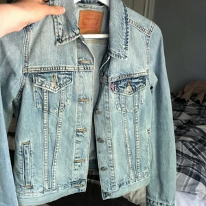 Levis jeansjacka - Säljer nu min SJUKT snygga jeansjacka då jag bara hann använda den 4 gånger innan den blev för tajt i armarna.. PERFEKT till våren/sommaren 💓💓💕💕 frakt tillkommer