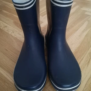 Skor 200 st - Den bruna är 38 och dem andra 37. Frakten är 100 så det blir 200kr st man kan köpa separat eller alla om man vill det om man köper alla blir det 500 inkl. hör av dig för fler bilder. 