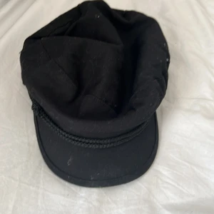 Hatt - En svart hatt som jag tyvärr inte gillar. Strl 56 från kapphal