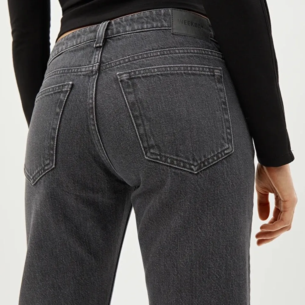 Svarta lågmidjade weekday jeans i modellen Arrow, helt oanvända pga att dom var för små! Frakten igår ej. Jeans & Byxor.