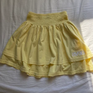 Svea gul kjol  ”Flounce Mini Skirt”  - Säljer denna jättefina gula kjolen från Svea :) kommer inte till användning därför säljer jag den. Storlek XS och passar normalt på mig som brukar ha XS/S i kläder. 70kr + frakt 💕 