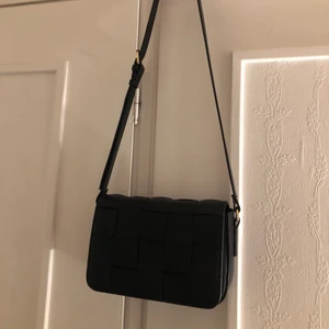 Väska  - Säljer en snygg väska som aldrig kommit till användning