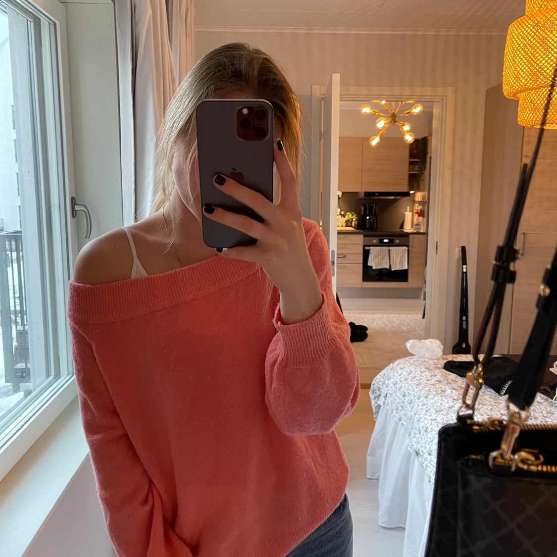 Stickad offshoulder rosa tröja