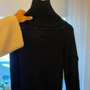 Säljer denna fina svarta stickade tröjan som aldrig är använd. Skön och inte alls stickig. Den är i strl M, har en liten polokrage och även en bredare ärm. Säljer för 100kr + frakt❤️
