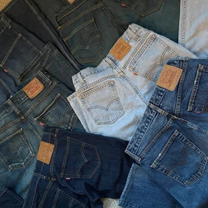7 par vintage Levis jeans - Hej säljer 7 olika par vintage Levis jeans, handplockade från bl.a Paris och Berlin. Hör av er vid intresse💓💓💓(mina bilder). Skriv privat för fler bilder🥰🥰De flesta är low/mid rise. 2 par är redan sålda!Ni får gärna följa då jag snart lägger upp bilder på alla jeans. De två första är sålda men kolla in mina annonser över på de jeans som e kvar❤️❤️