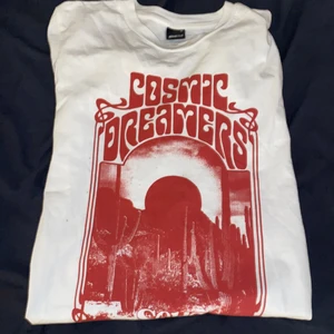 Ginatricot - En tröja som jag har använt 3 gånger och fem kommer inte till användning längre så derför säljer jag den🥰 den passar mig som är 12 år och den är inte så jätte stor på mig🥺 nypris 200kr säljer för 80kr + frakt 30kr🥰 110kr ink frakt 