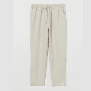 Linne byxor  - Säljer mina helt oanvända linnebyxor från HM som jag köpte i sommras pågrund av att dem är alldeles för stora🙃               Dem är u stl S men skulle kunna passa M och L ockås eftersom att dem är väldigt stor i storleken. Dem har snöre i midjan som man kan knyta så att dem sitter hårt om man vill 💓. Nypris var 500 säljer för 300 ☺️ frakten är gratis 