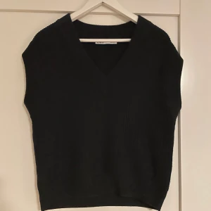 Svart zara väst - Svart zara väst i storlek s! Använd fåtal gånger! 