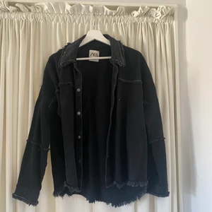 Svart jeansjacka - Svart jeansjacka från Zara🖤