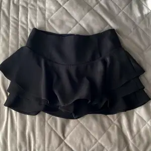 Säljer denna superfina volangkjolen från Zara. Den har även ”inbyggda” shorts under💕😇