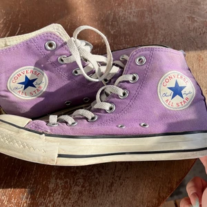 Converse - Lila converse!! sååå söta 😍 trycken bak på skorna är lite slitna (bild 3) men who cares? Lika fina ändå!! Säljer även likadana i mintgrön!