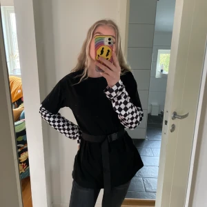 Tröja med Vans-mönster  - Jättecool tröja med vans-liknande mönster på armarna. Skärp ingår till midjan. 