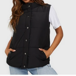 Väst från neo noir  - En svart lite tunnare väst från neo noir. Perfekt att använda i detta vårväder!☀️ västen är som ny och har inga defekter. Köpte den för 899:-, säljer för 200kr inkl frakt. Pris kan förhandlas. 📦 Storlek M.