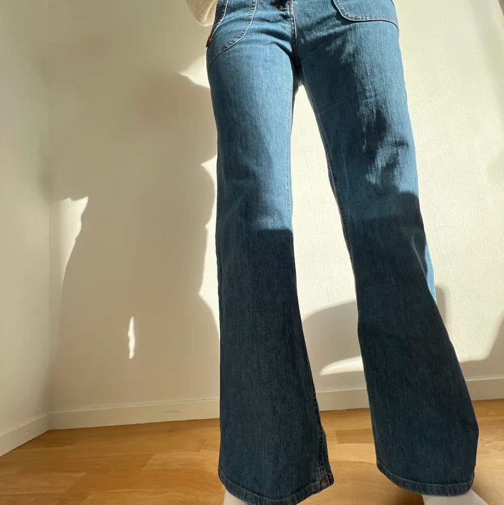 Trendiga lowwaist byxor med lätt bootcut, bra kvalité och super bekväma! Passar en 36!💙 kan mäta innebenslängd och midjemått vid begäran.. Jeans & Byxor.