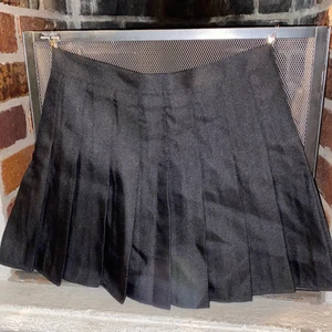 Veckad kjol - Säljer min fina kjol med insydda shorts då dem är för små för mig så aldrig fått ha på mig dem. Dem är storlek M men skulle också passa S skulle jag säga :) Finns en dragkedja på sidan.