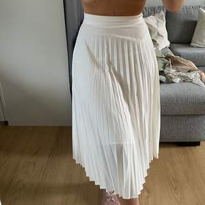 Plisserad kjol från stradivarius, storlek s, aldrig använd. Köparen står för frakten 