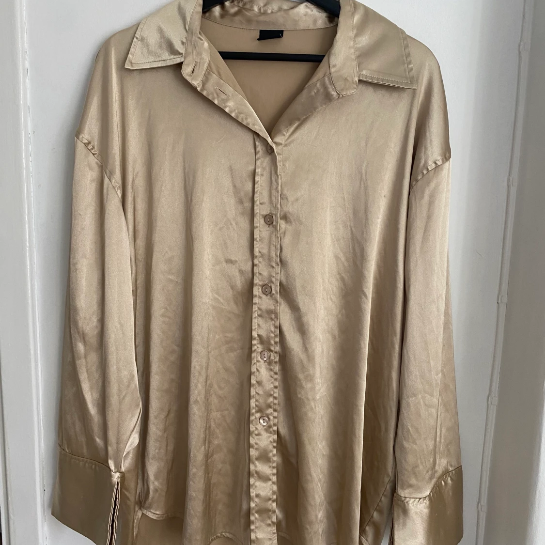 Beige satin skjorta