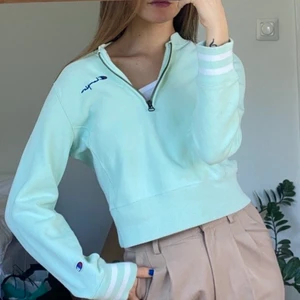 Champion sweatshirt  - Jättesnygg turkos sweatshirt från Champion som är i superbra skick - perfekt till brännan🧚🏼‍♀️ Endast använt 2-3 gånger! (Storlek S)  