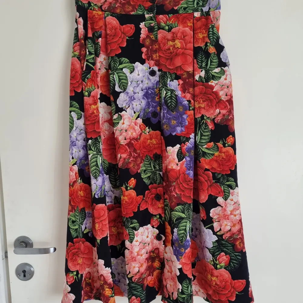 Lovely floral midi high waist skirt with pockets! Perfect for the summer is super comfy🌞. Kjolar.