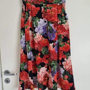 Lovely floral midi high waist skirt with pockets! Perfect for the summer is super comfy🌞