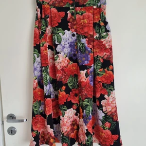 Summer Skirt - Lovely floral midi high waist skirt with pockets! Perfect for the summer is super comfy🌞