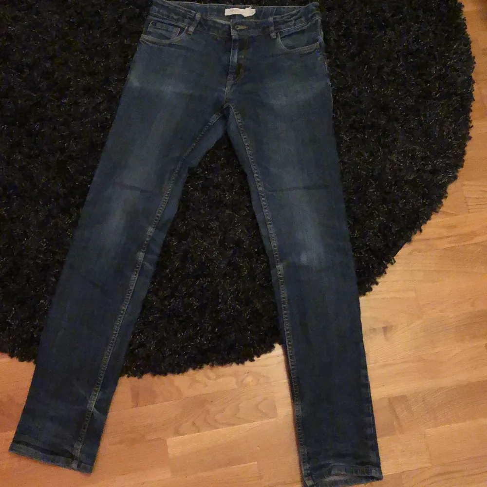 Ett par skinny mörkblåa jeans ifrån Detroit. Står inte storlek men ungefär xs skulle jag säga. De passar mig i längd som är 167 cm!. Jeans & Byxor.