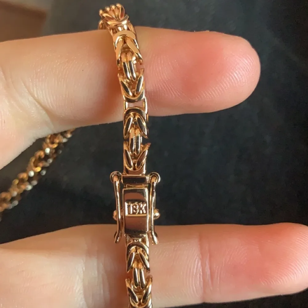 Hej säljer nu mitt halsband då jag behöver pengar halsbandet e äkta 18k pris går å diskutera  4mm bred 60 cm på längden väger runt 60 vet ej guld värde . Accessoarer.
