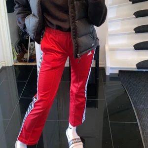 Kappa byxor - Röda track suit byxor från Kappa som inte längre kommer till användning, någon typ av foder på insidan, Kappa loggan på sidan av benen, knytning på insidan. 