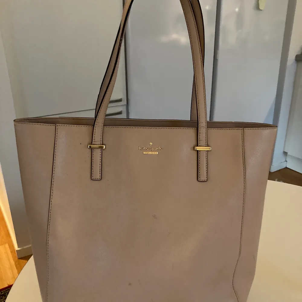 Kate spade New York  elegant läder handväska. Rent och i mycket fint skick.tillkommer frakt på 55kr. Väskor.