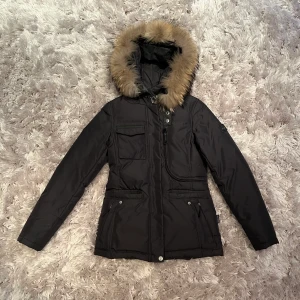 Hollies jacka  - Nu säljer jag min fina hollies jacka pågrund av att den är för liten. Dem är i jätte fint skick och är i stl 34. Köpte jackan för ca 4500kr. Och säljer den nu för 2000kr