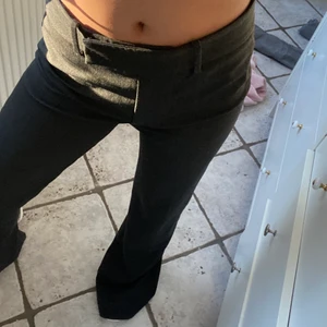 Lågmidjade kostymbyxor  - Säljer dessa populära och slutsålda lågmidjade kostymbyxorna från zara! Byxorna är i nyskick 💕jag är 172 cm och är för långa för mig 
