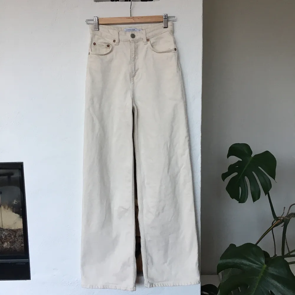 Ljusa vida jeans från & Other Stories i strl 25 som säljs pga att de inte längre passar. Ca 1,5 år gamla och sparsamt använda. Lite gråa på insidan av benens fållar men det är absolut inget som syns när man har de på sig. Annars är jeansen i jättefint skick! Nypris ca 800 kr men säljer för 350 kr + fraktkostnad!. Jeans & Byxor.