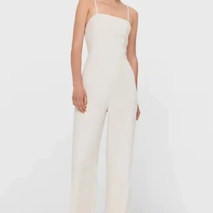 Stradivarius jumpsuit S - Vacker jumpsuit i linnetyg med a linje urringning. Perfekt för en varm sommar dag. FÖRSTA BILDEN ÄR INTE MIN 