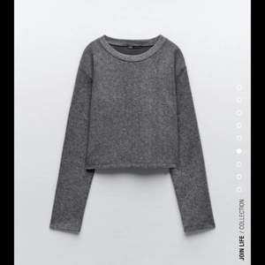 Stickad grå tröja från Zara som aldrig är använd