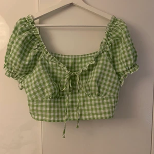 Grön topp - En jättefin topp som aldrig är använd, endast testad. Storlek XL men är mer en M/L