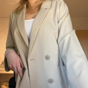 Blazer - Fin beige blazer från mango, superfint oversized. Använd ca 2 gånger så i superbra skick. 